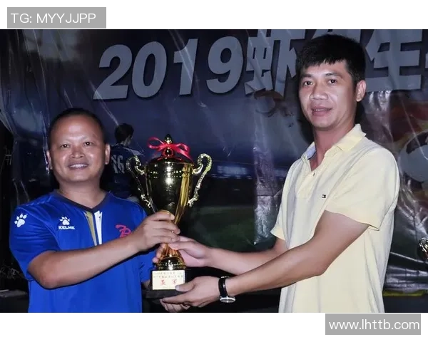 足球明星情感历程揭秘从绿茵场到爱情故事的精彩瞬间回顾