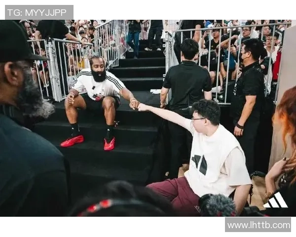 哈登与足球明星亲密合影展现跨界友谊与运动精神的完美结合