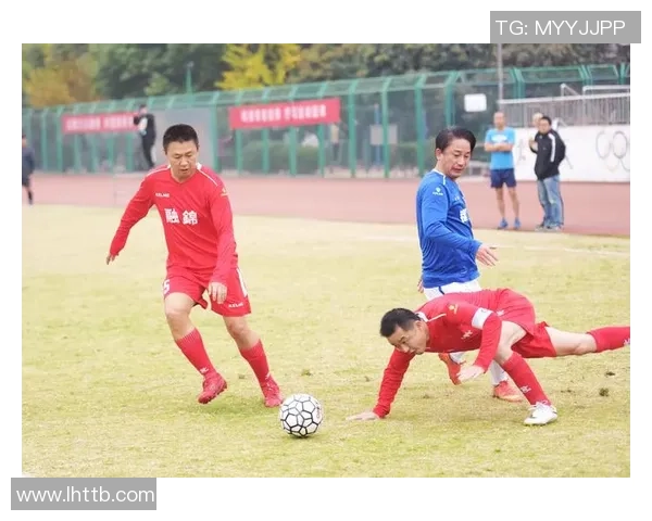 足球明星R7的传奇之路与影响力解析追寻他在绿茵场上的辉煌瞬间 足球明星R7的传奇之路与影响力解析追寻他在绿茵场上的辉煌瞬间